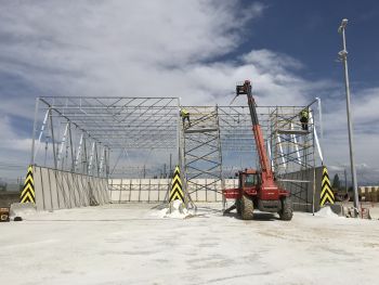 Le montage de la structure métallique en phase finale avec la pose de la couverture et du bardage. 